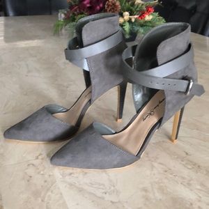 <new> Grey suede heels size 7.5